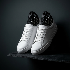 Sneaker mit eingesetztem Knickschutz im Regal